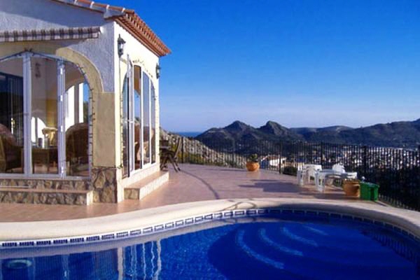 Villa con piscina y vistas a las montañas
