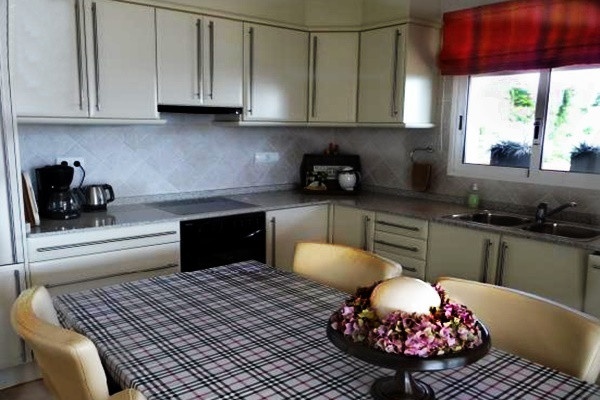 Spacious fully fitted kitchen
