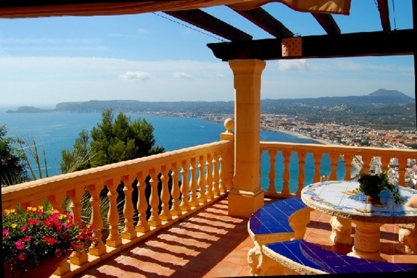 Paradise-like views to the ocean from the terrace