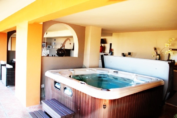 The seperate room with spacious Jacuzzi