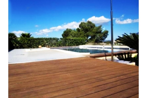 The impressive pool-terrace with paradise-like views