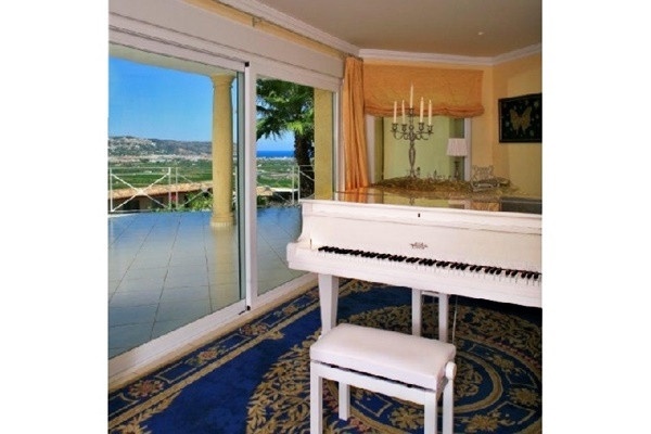 The pleasant dining-room with piano