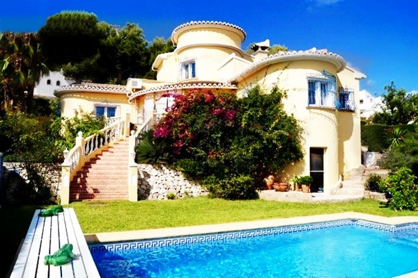 Elegant villa with paradise-like garden