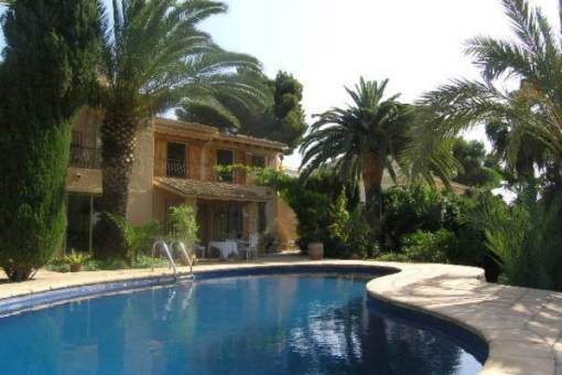 Villa encantadora con piscina, rodeado de palmeras en Moraira