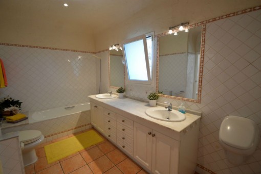 Larger bathroom with bathtub and daylight