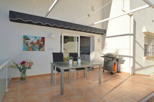 Extensive sun terrace with terrace furniture
